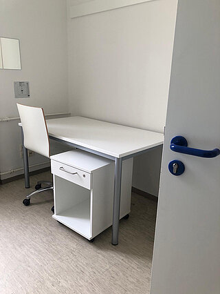 Room with desk in the Stühlinger residential building