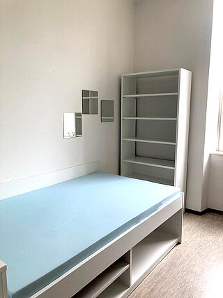 Room in the Stühlinger apartment building with bed base
